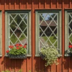 Drömmen om ett eget hus En bild på ett fönster i traditionell stil.