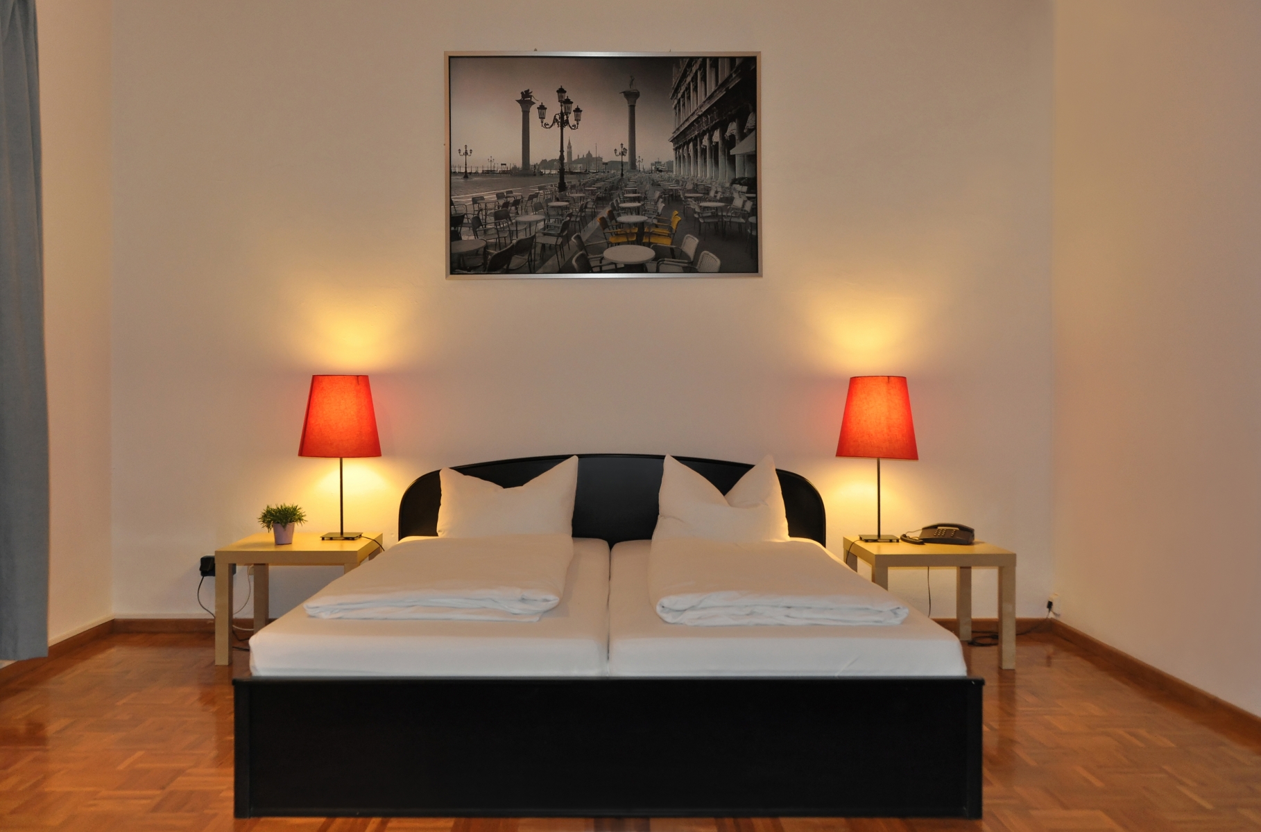 1062830-hotel-room-bed